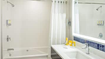 Un baño moderno con bañera, ducha y lavabo.
