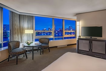Deluxe Room, 1 King Bed (Panorama) | 1 bedroom, Egyptian cotton sheets, premium bedding, pillowtop beds at The Royal Sonesta Boston
