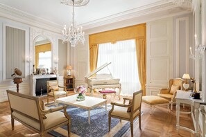 Presidential Suite, 1 Bedroom | Living room | 43-inch LED TV with cable channels, Smart TV, iPod dock