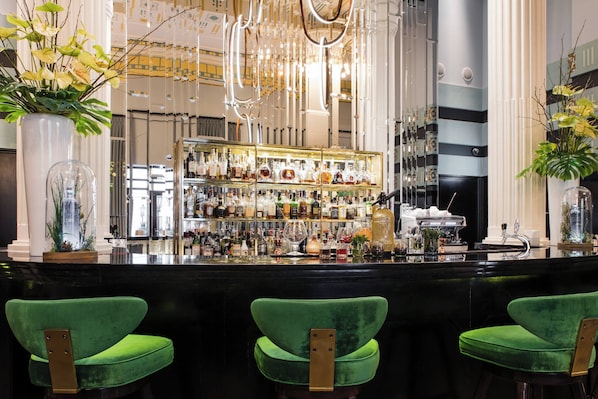 2 bars/lounges, cocktail bar