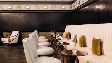 2 bars/lounges, cocktail bar