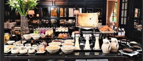Daily buffet breakfast (PLN 180 per person)