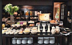 Daily buffet breakfast (PLN 180 per person)