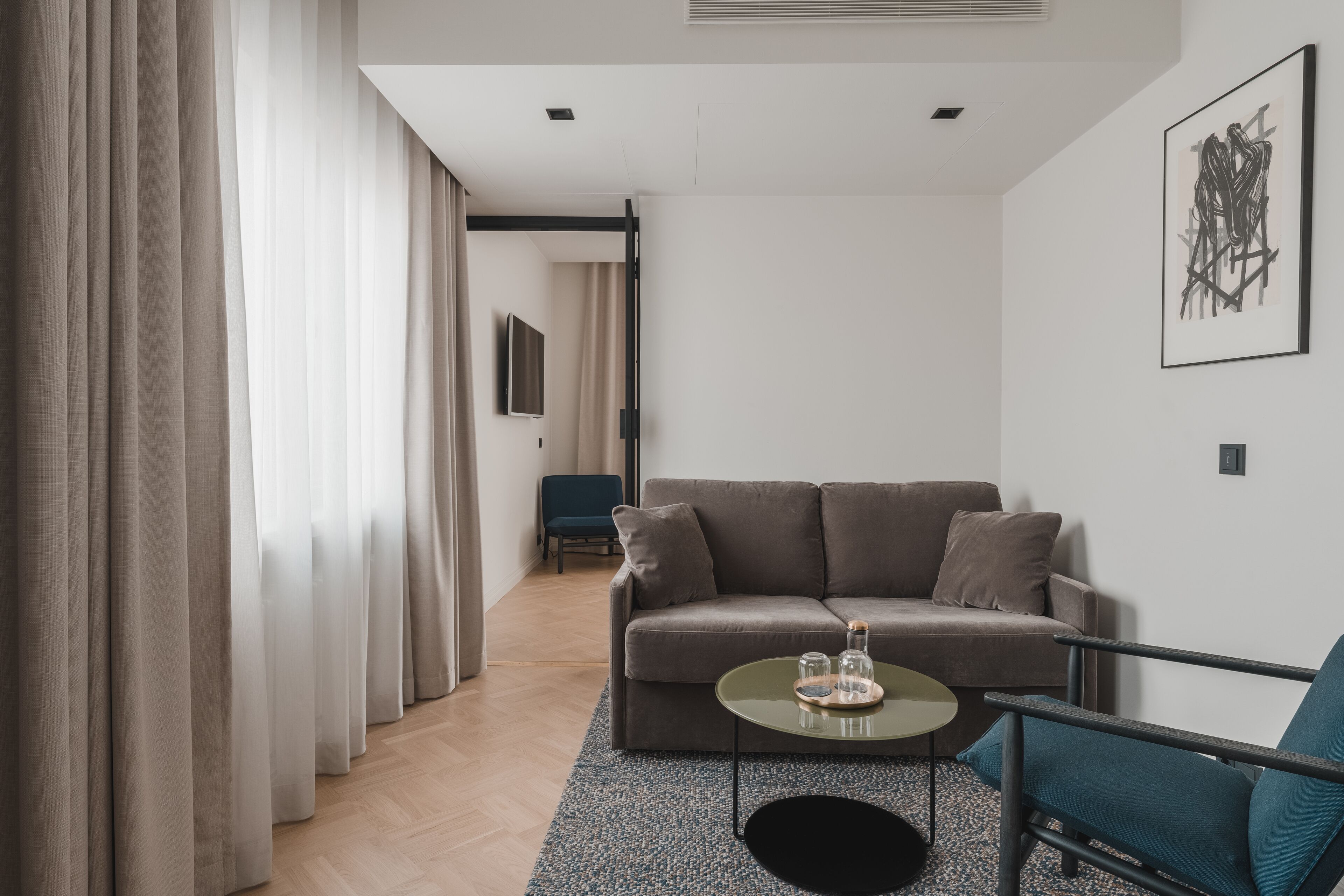 Room, 1 Queen Bed (Solo Supreme Queen) | Living area | 32-inch flat-screen TV with digital channels, TV