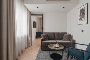 Rom, 1 queensize-seng (Solo Supreme Queen) | Oppholdsområde | En 32-tommers Flatskjerm-TV med digitale kanaler samt TV