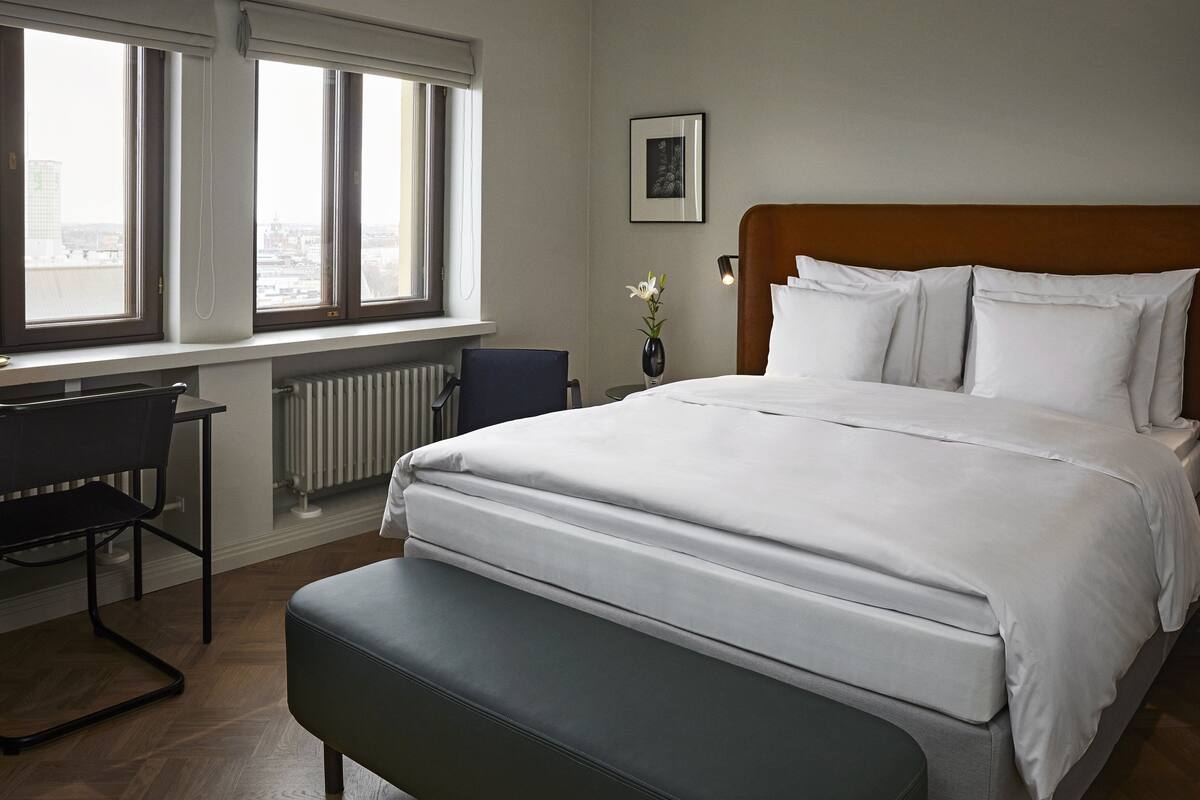 Ein Hotelzimmer mit einem Bett, einem Schreibtisch und einem Stuhl.