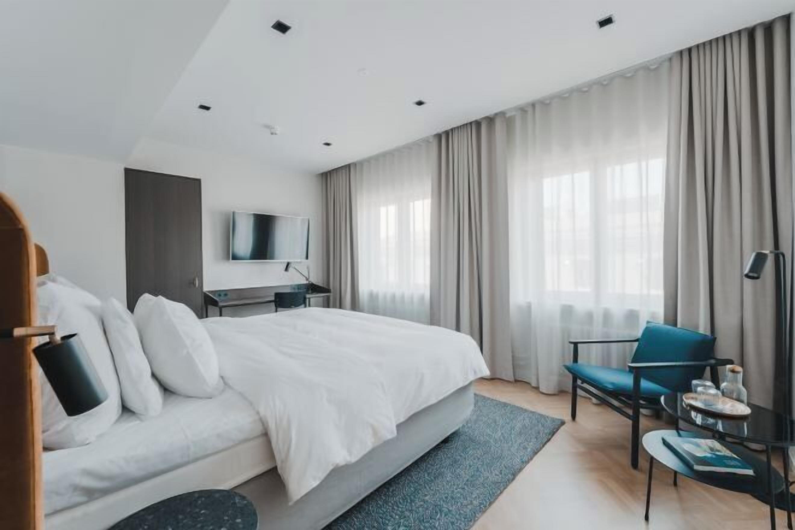 Premium bedding, in-room safe, desk, blackout drapes