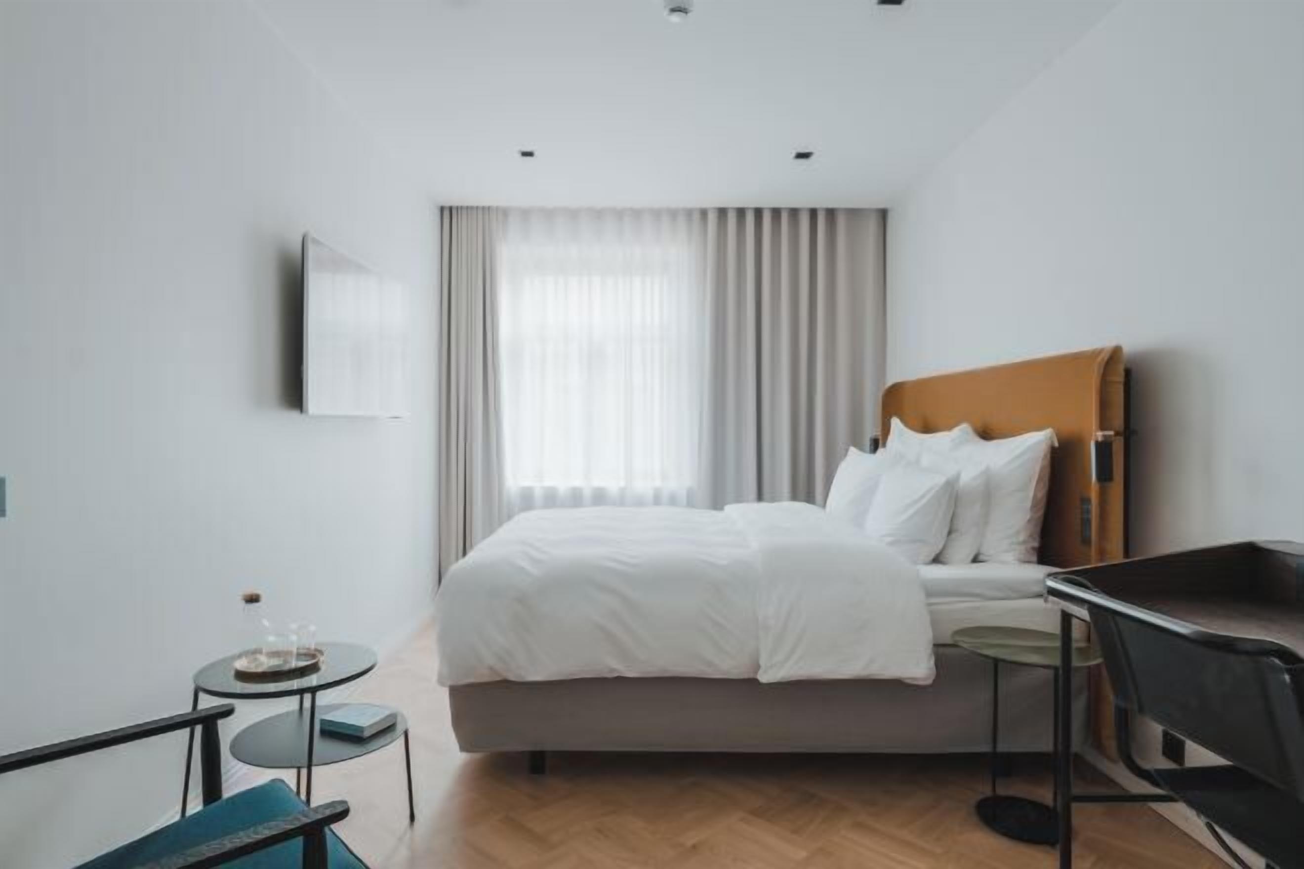 Premium bedding, in-room safe, desk, blackout drapes