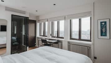 Room, 1 Queen Bed (Solo Up, with view) | Premium bedding, in-room safe, desk, blackout drapes