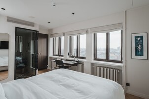 Rum - 1 queensize-säng (Solo Up, with view) | Sängtillbehör av högsta kvalitet och värdeförvaringsskåp på rummet