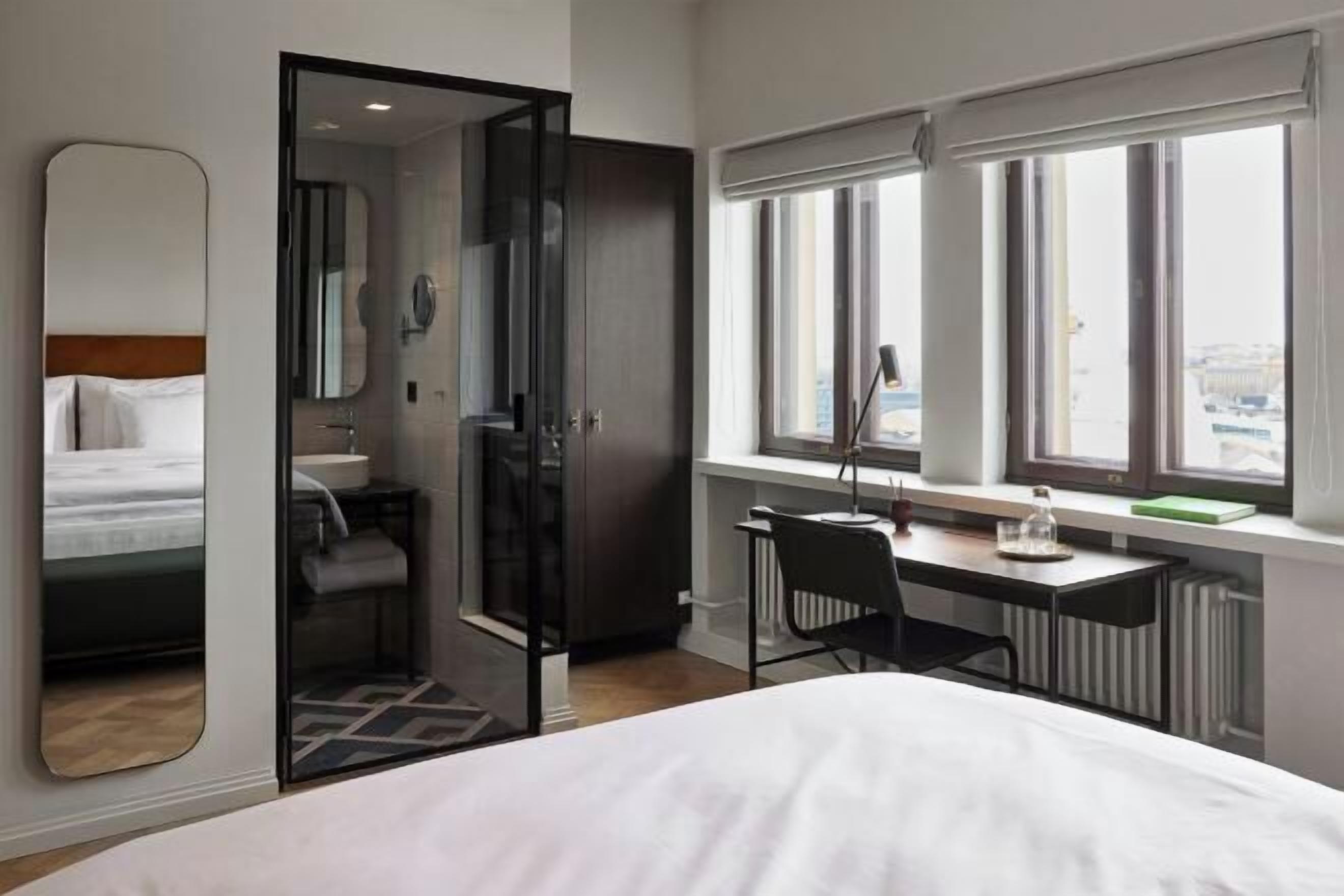 Premium bedding, in-room safe, desk, blackout drapes