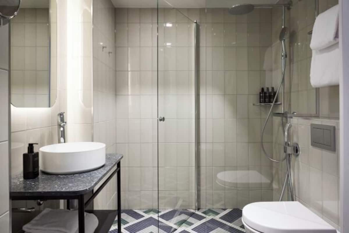 Douche, sĂšche-cheveux, bidet, serviettes fournies