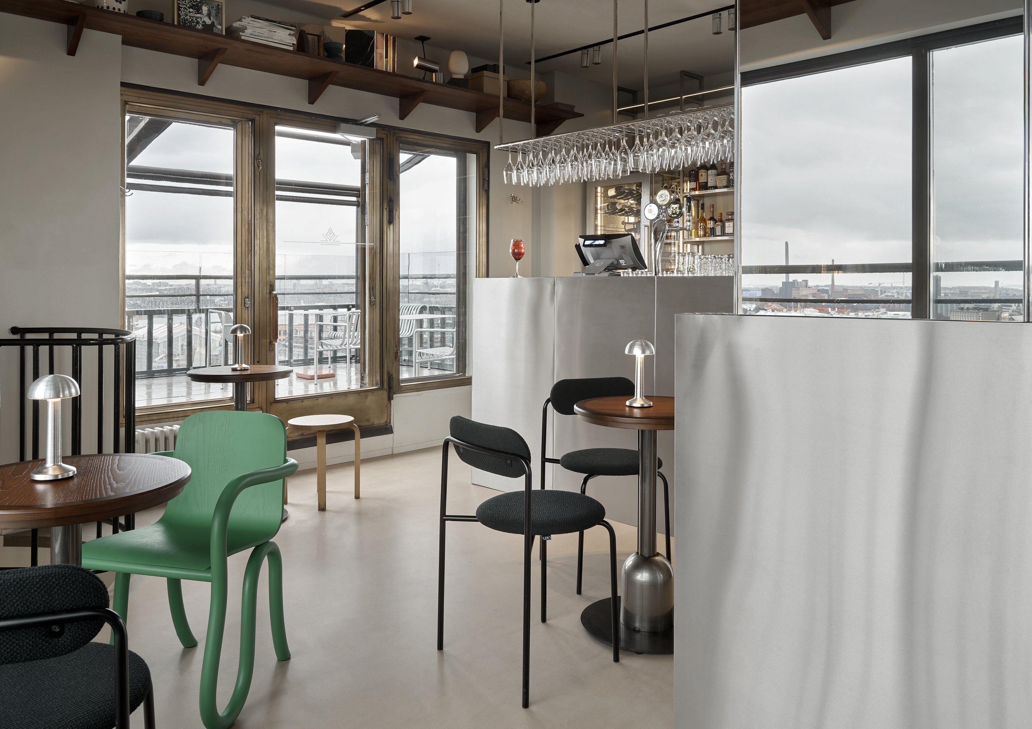 3 bars/lounges, cocktail bar, rooftop bar, pub