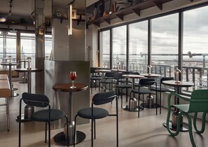 Déjeuner, dîner et souper servis sur place; cuisine internationale 