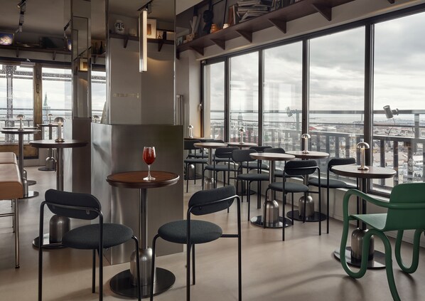 供應早餐、午餐和晚餐，國際料理