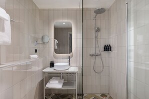 客房, 1 張加大雙人床 (Solo Supreme Queen) | 浴室 | 淋浴設備、風筒、坐浴桶、提供毛巾