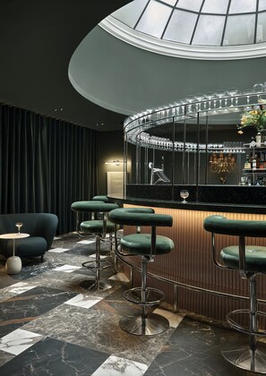 3 bars/lounges, cocktail bar, rooftop bar, pub