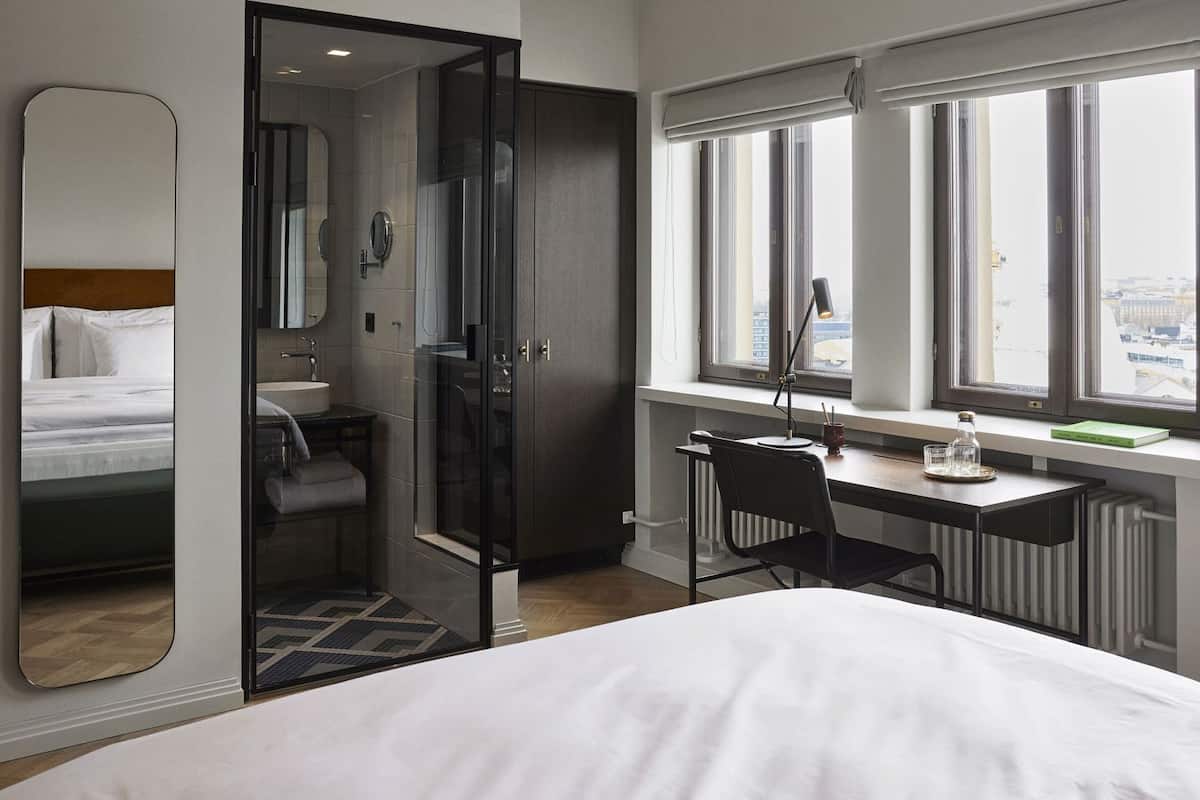 Premium bedding, in-room safe, desk, blackout drapes