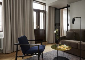 Suite (Art deco) | Sengetøy av topp kvalitet, safe på rommet og skrivebord