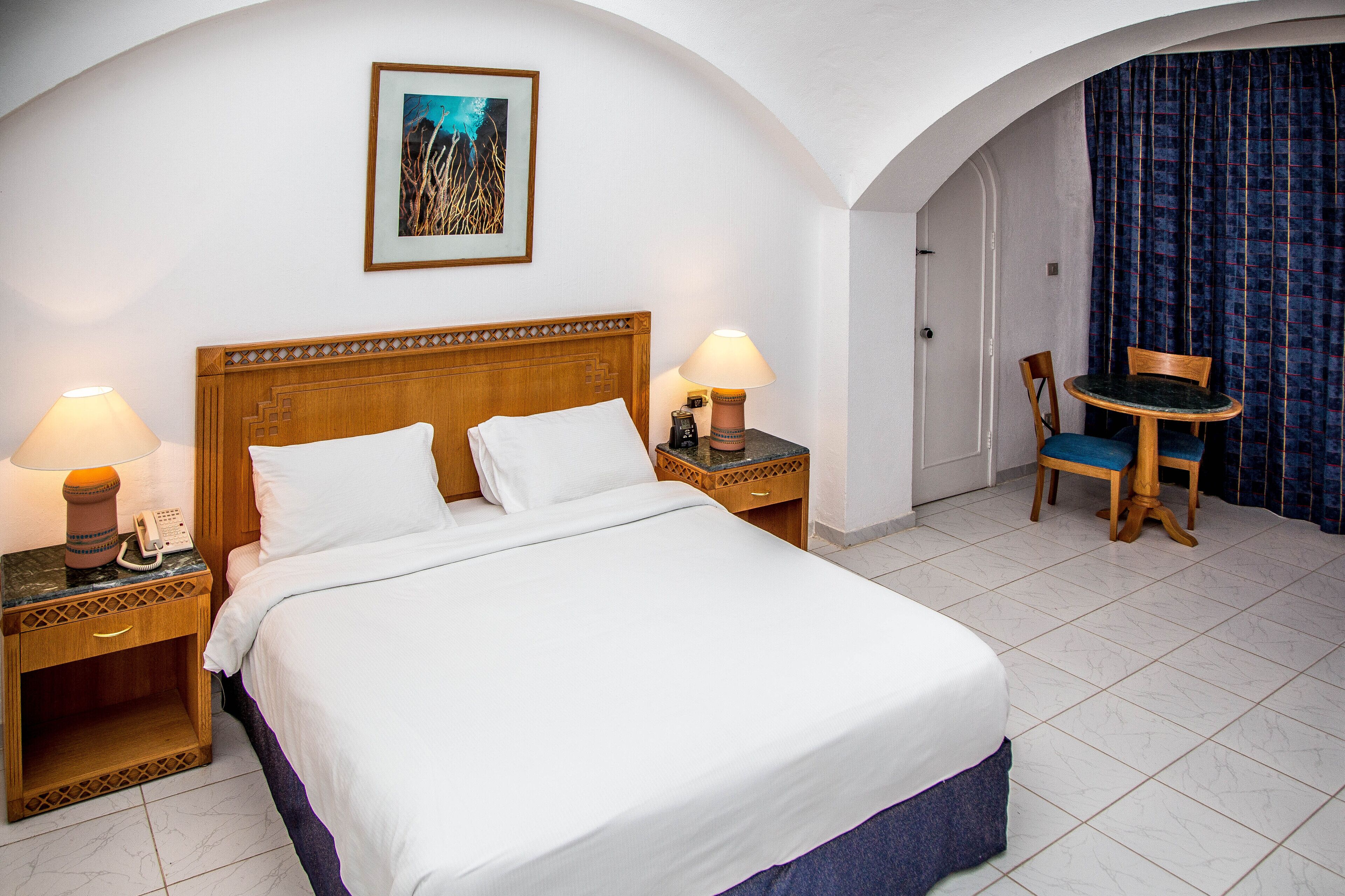 deluxe double room, sea view | 1 bedroom, minibar, in-room safe, desk