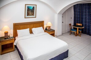 Minibar, in-room safe, desk, bed sheets - TIME Coral Resort Nuweiba (Nuweiba)
