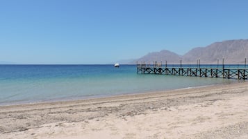 Een privéstrand, parasols, strandlakens, massages op het strand