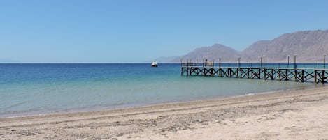 Privatstrand, Sonnenschirme, Strandtücher, Massagen am Strand