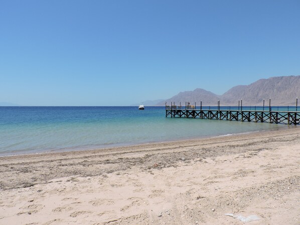 Een privéstrand, parasols, strandlakens, massages op het strand