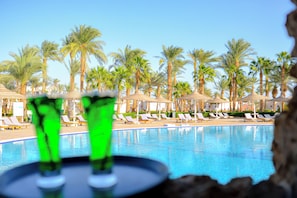 Bar en bord de piscine
