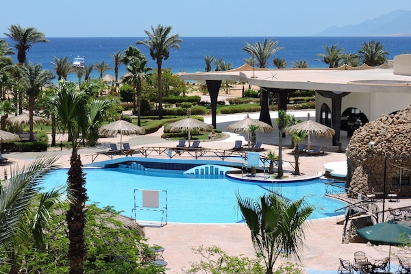 Piscina externa, espreguiçadeiras