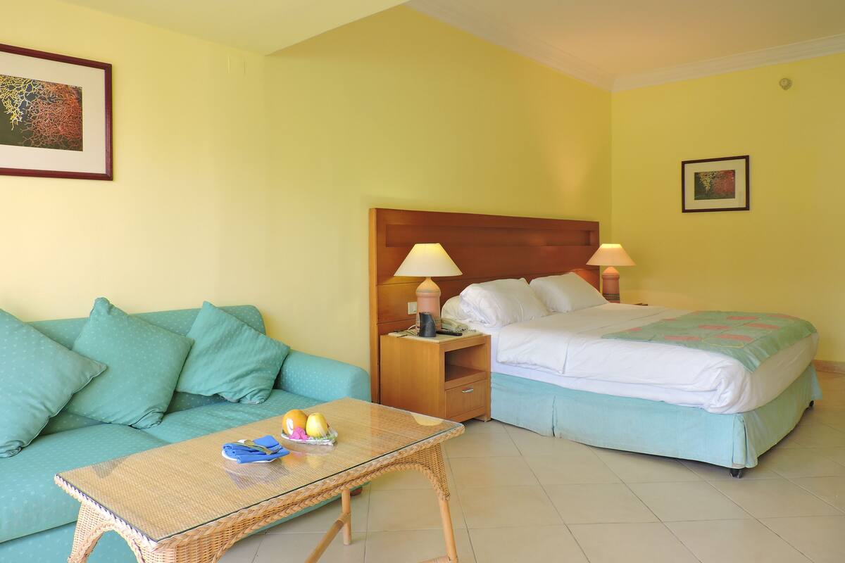 Minibar, in-room safe, desk, bed sheets