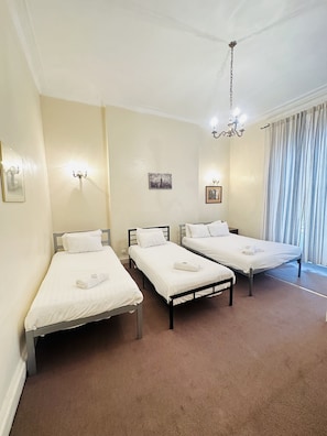 Familiekamer, en-suite badkamer | Een strijkplank/strijkijzer, beddengoed