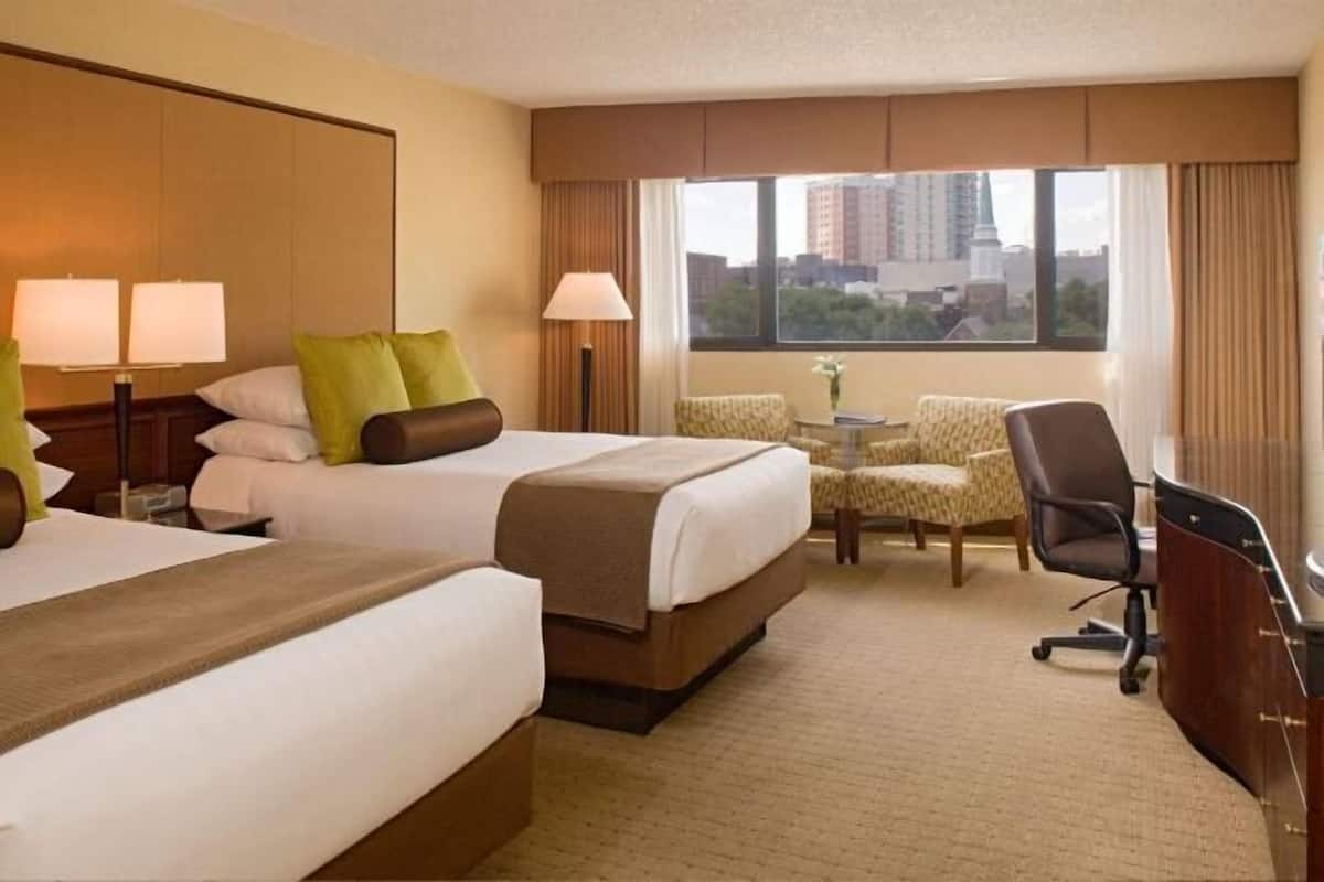 Hypo-allergenic bedding, in-room safe, desk, blackout curtains