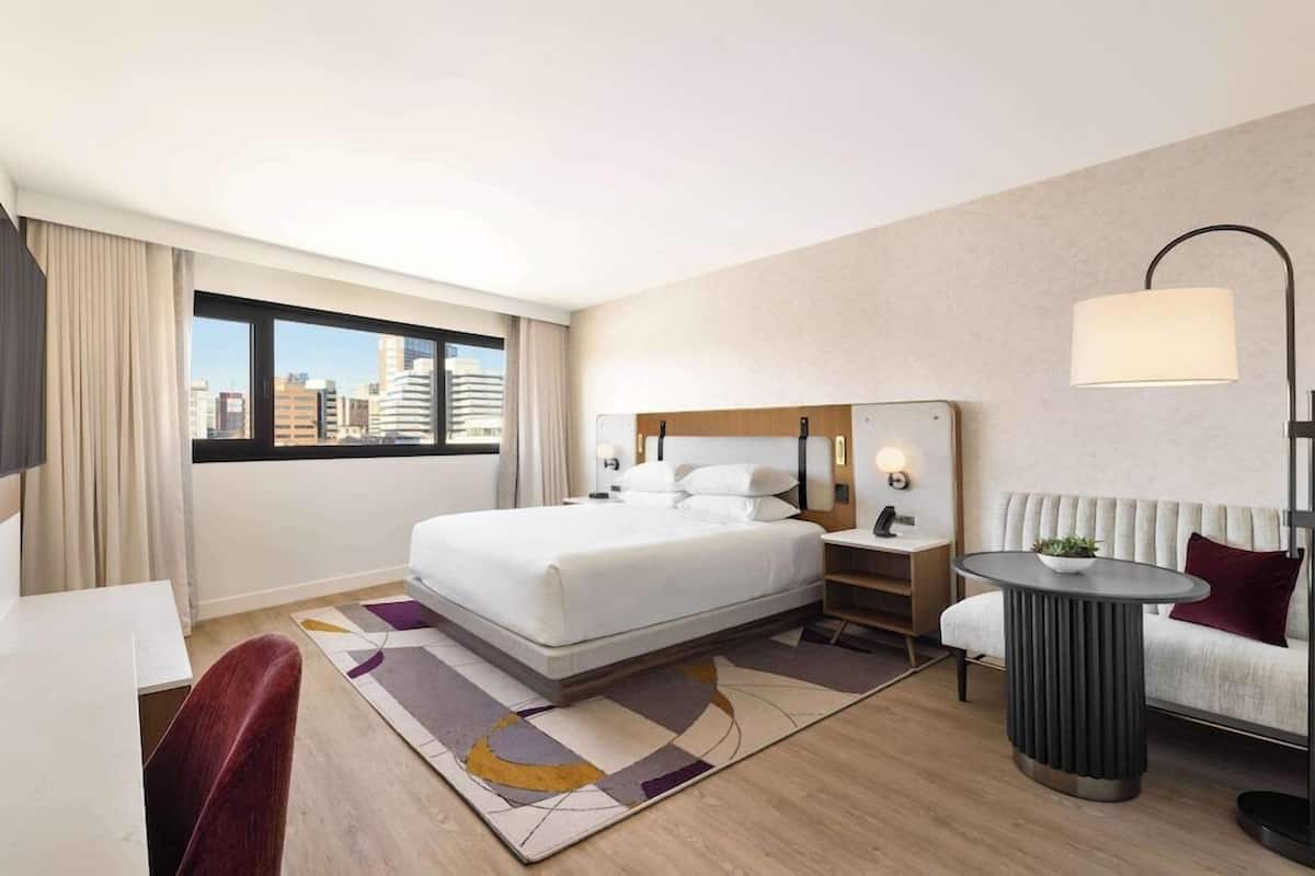 Hypo-allergenic bedding, in-room safe, desk, blackout drapes