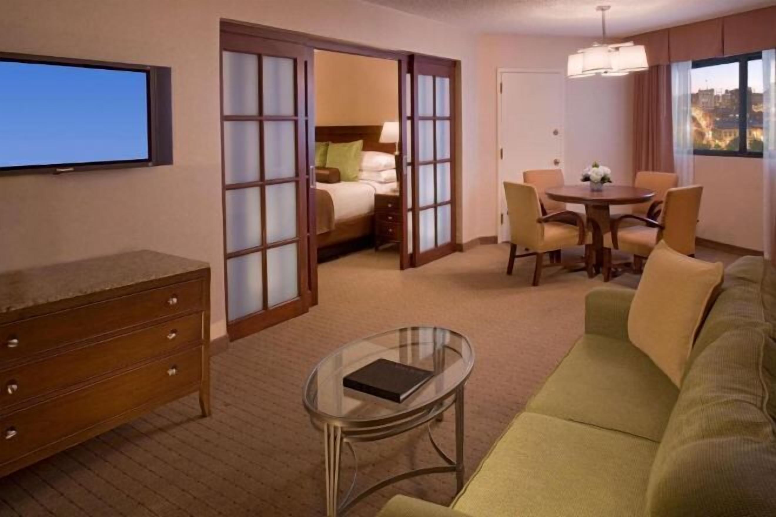 Televisión de pantalla plana, estación para iPod, películas con cargo