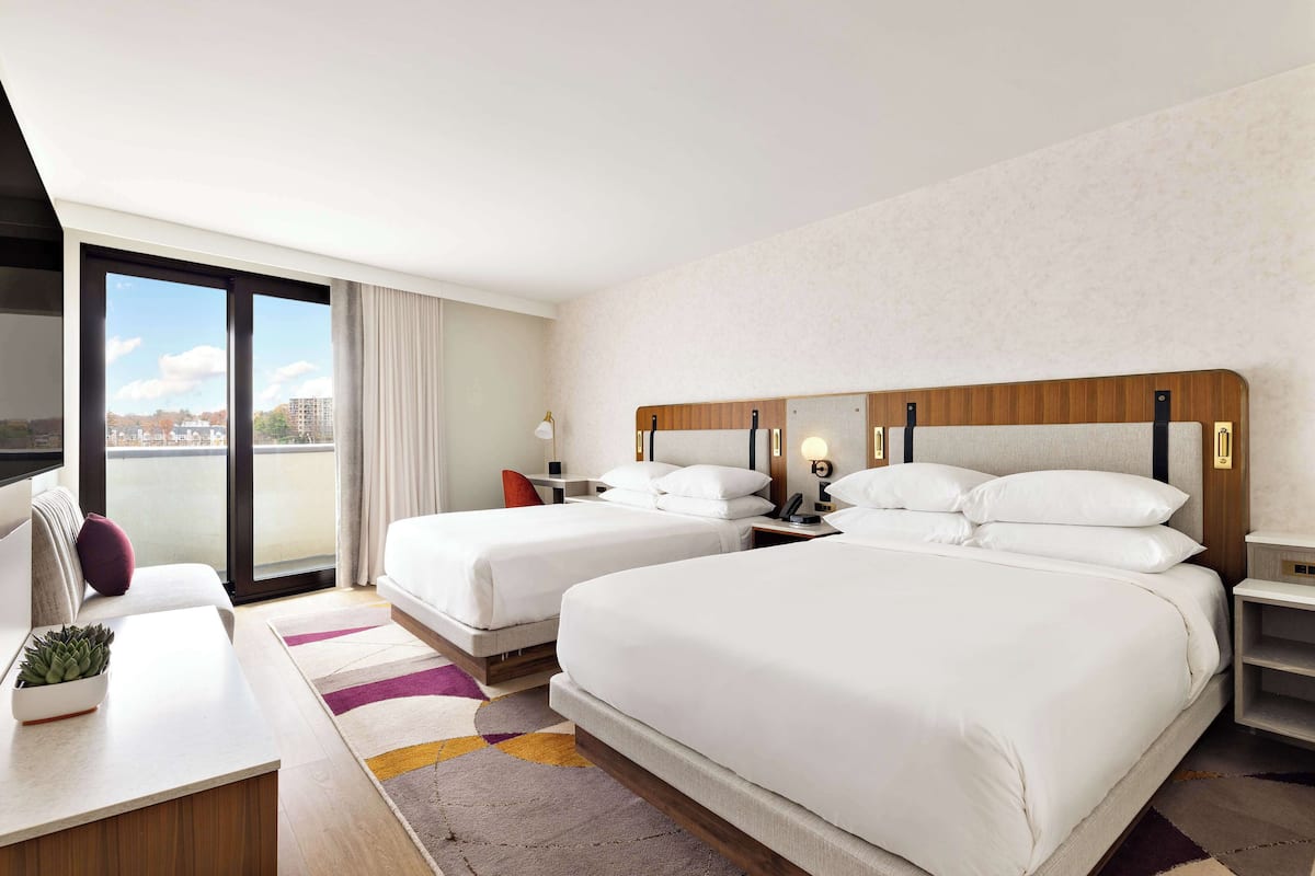 Hypo-allergenic bedding, in-room safe, desk, blackout curtains
