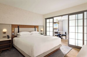 Executive Suite | Hypo-allergenic bedding, in-room safe, desk, blackout drapes