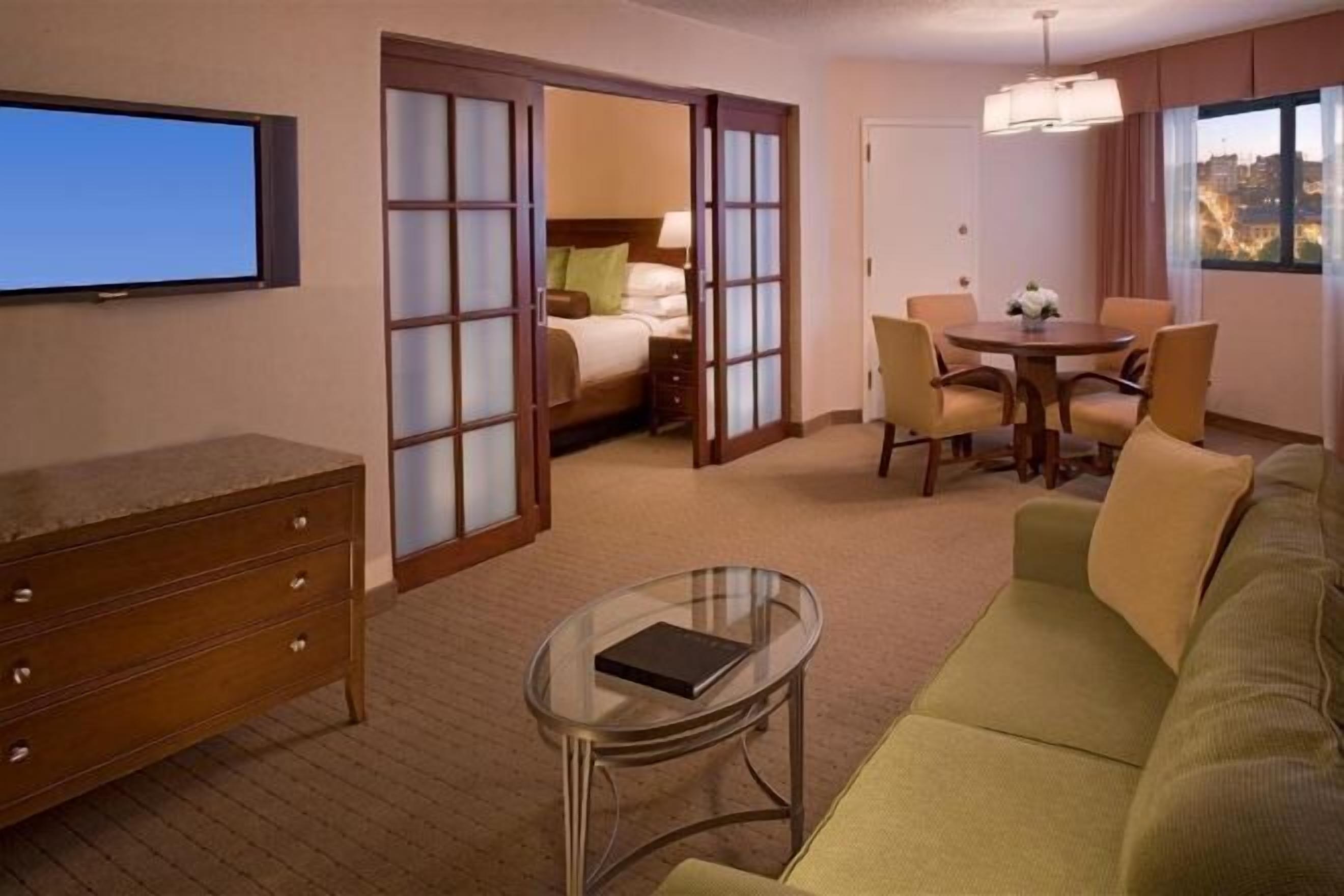 Televisión de pantalla plana, estación para iPod, películas con cargo