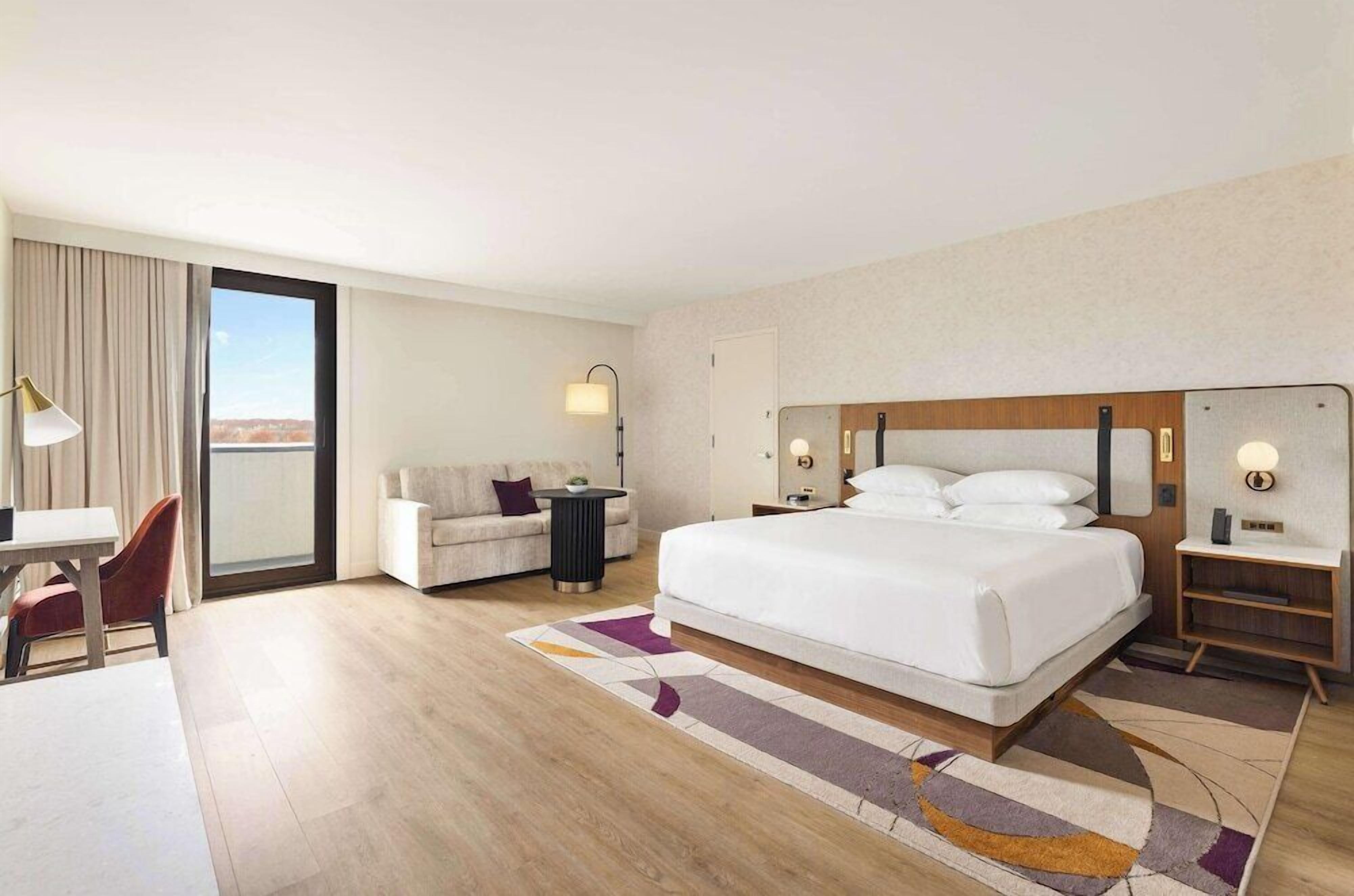 Hypo-allergenic bedding, in-room safe, desk, blackout drapes