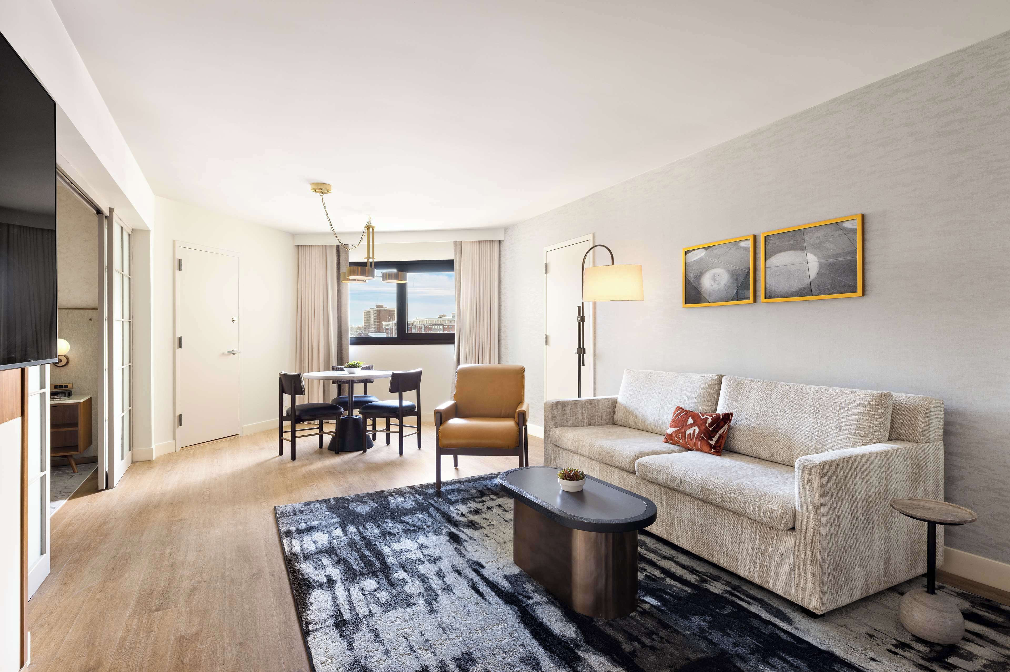 executive suite | hypo-allergenic bedding, in-room safe, desk, blackout curtains