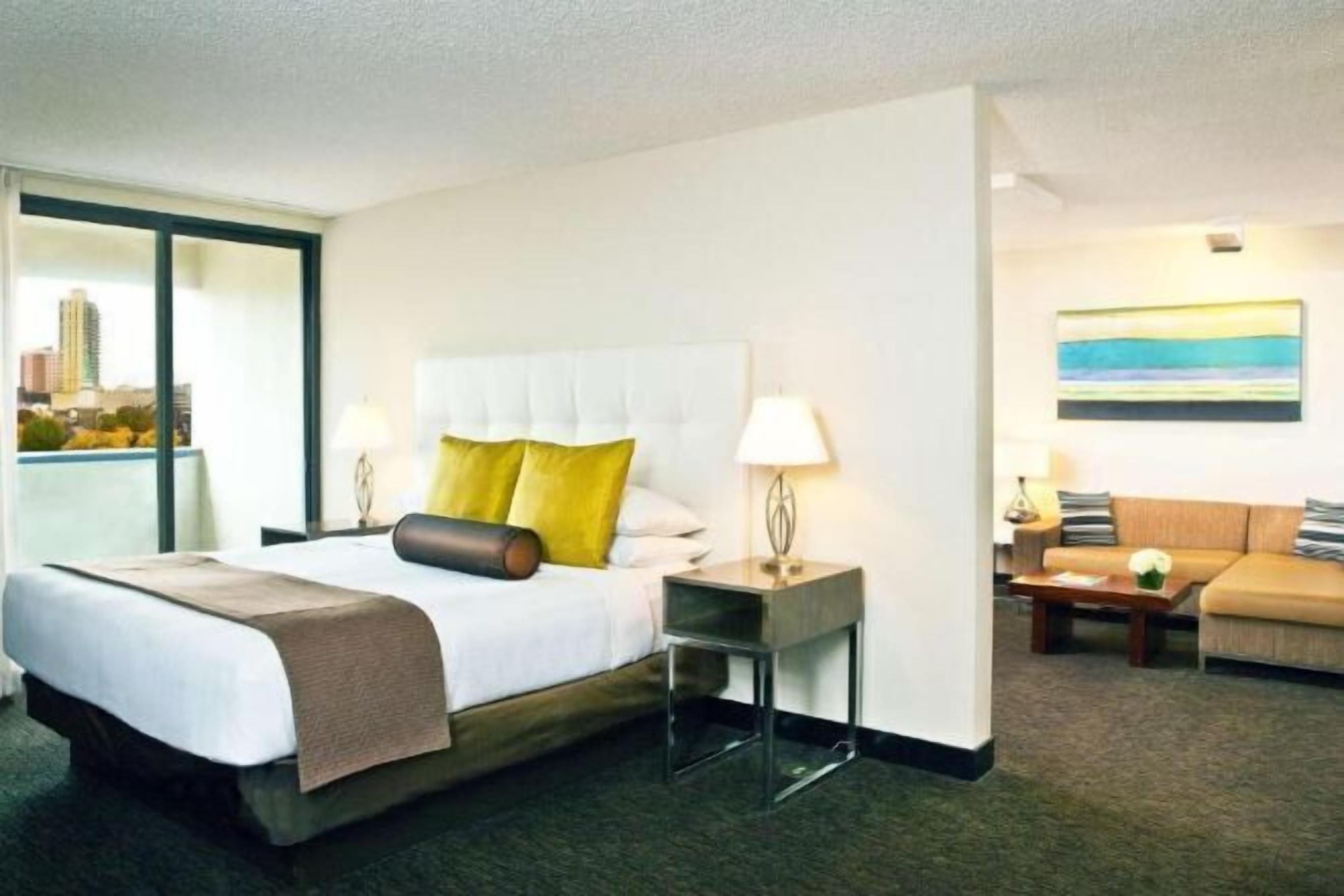 Ropa de cama hipoalergénica y caja de seguridad en la habitación 