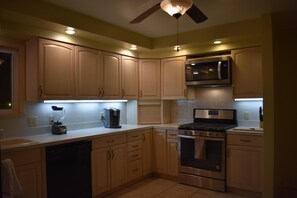 Family House, 3 Bedrooms, Non Smoking, Mountain View | Private kitchen