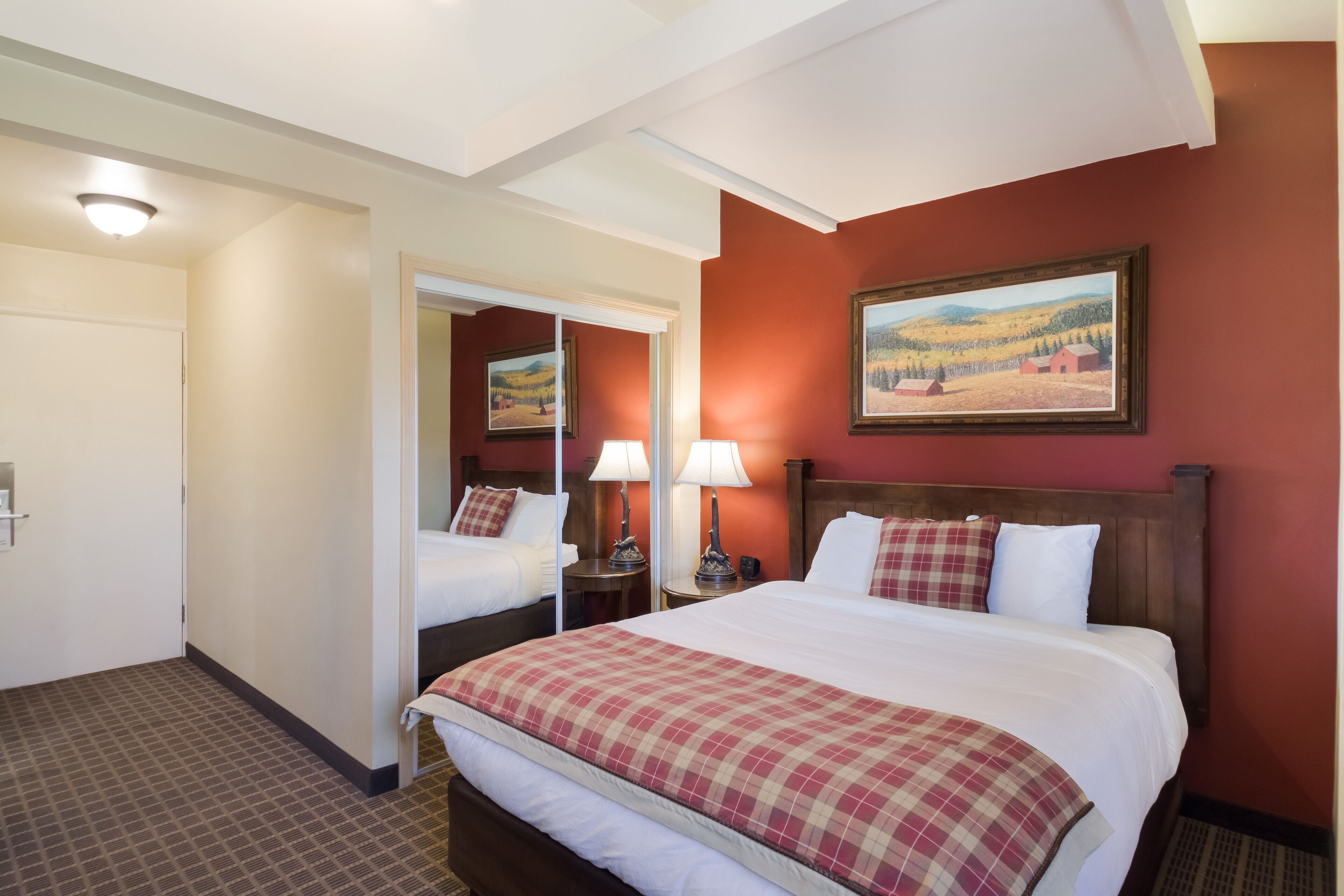 Literie de qualité supérieure, bureau, rideaux occultants