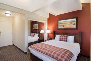 أغطية فراش متميزة ومكتب وستائر تعتيم ومكواة/لوح كي