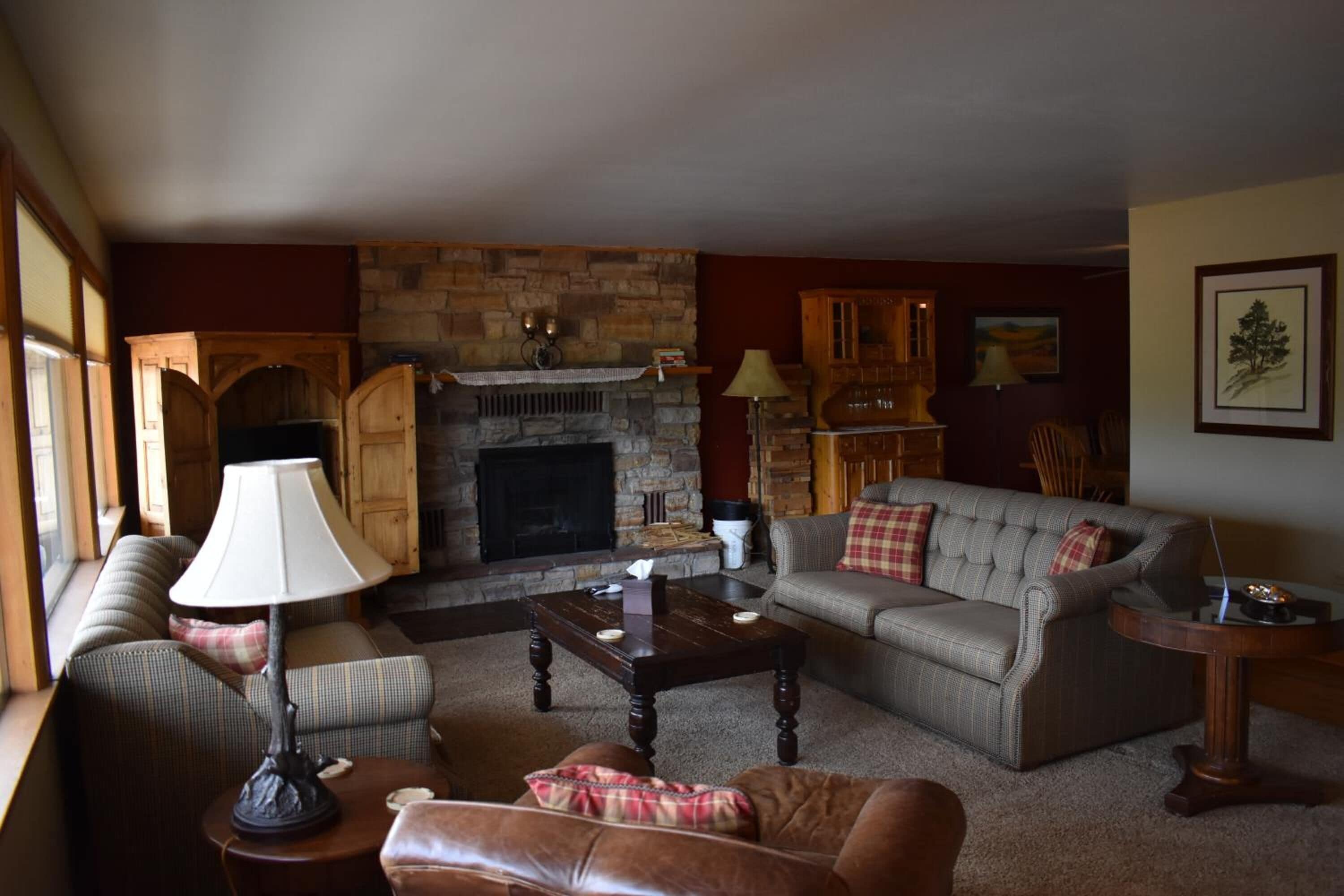 family house, 3 bedrooms, non smoking, mountain view | living room | 42-inch flat-screen tv with cable channels, tv