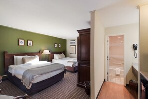 Premium bedding, desk, blackout drapes, iron/ironing board - The Inn at Tomichi Village (Gunnison)