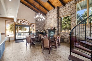Lobby lounge - The Inn at Tomichi Village (Gunnison)
