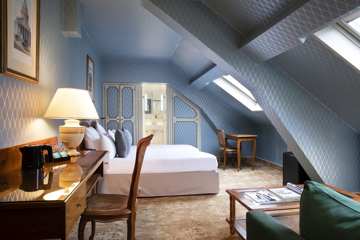 Premium bedding, in-room safe, desk, laptop workspace