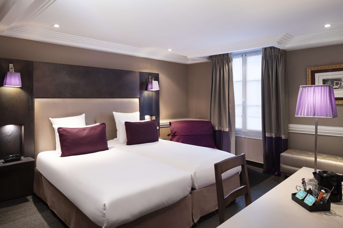 Premium bedding, in-room safe, desk, laptop workspace