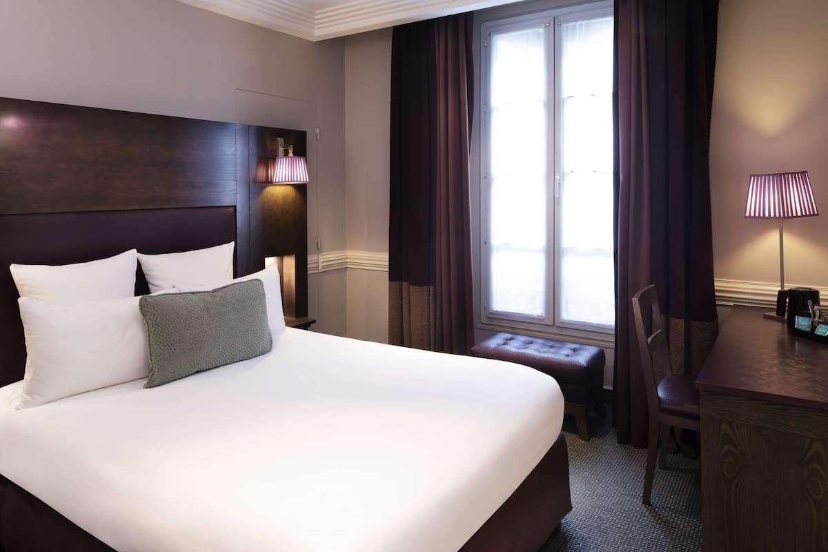 Premium bedding, in-room safe, desk, laptop workspace